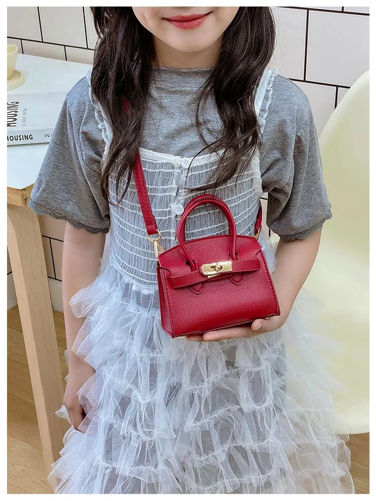 Girl'S Pu Leather Solid Color Classic Style Streetwear Square Lock Clasp Shoulder Bag display picture 27