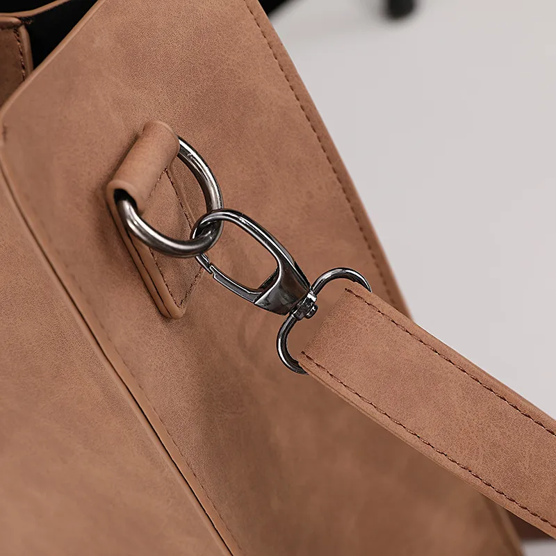 Korean Style Horizontal Fashionable PU Leather TOTE Bag Trendy Crossbody Handbag Men's Shoulder Bag Vintage TOTE Bag display picture 18
