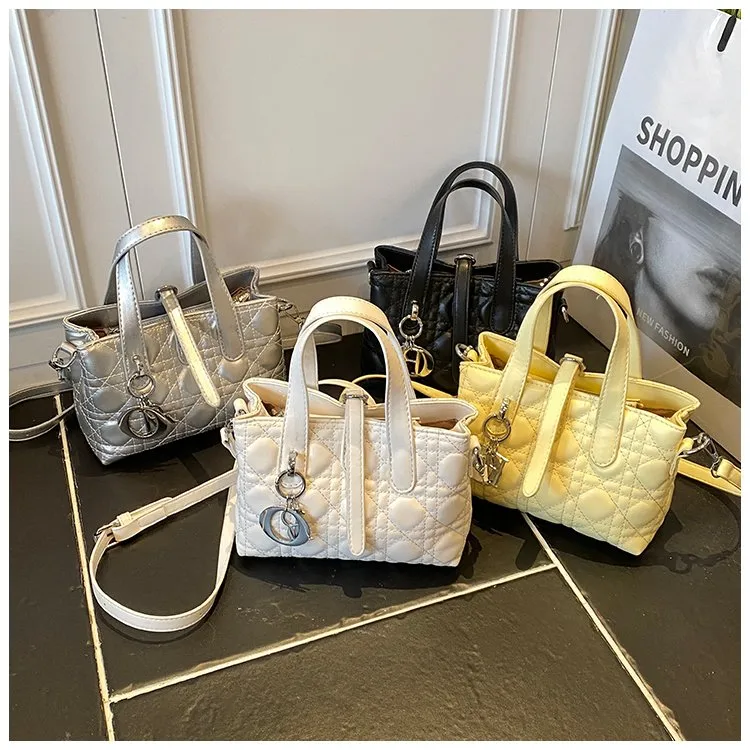Women's Pu Leather Plaid Solid Color Streetwear Square Zipper Shoulder Bag display picture 2
