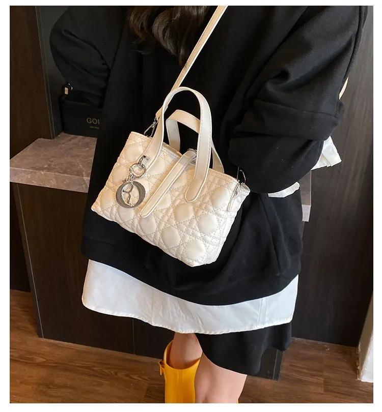 Women's Pu Leather Plaid Solid Color Streetwear Square Zipper Shoulder Bag display picture 1