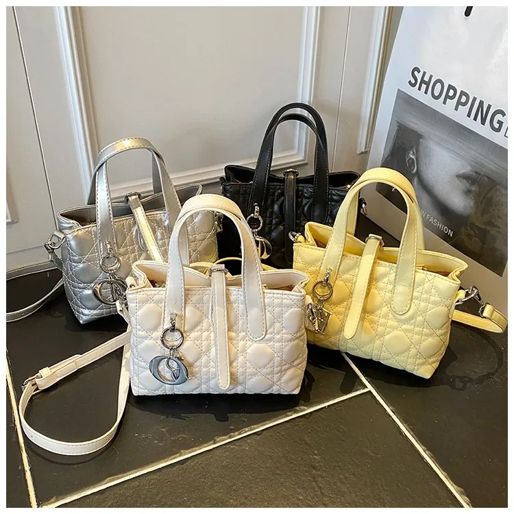 Women's Pu Leather Plaid Solid Color Streetwear Square Zipper Shoulder Bag display picture 3