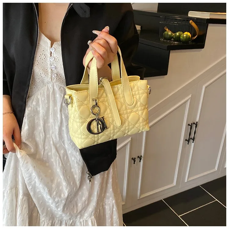 Women's Pu Leather Plaid Solid Color Streetwear Square Zipper Shoulder Bag display picture 15