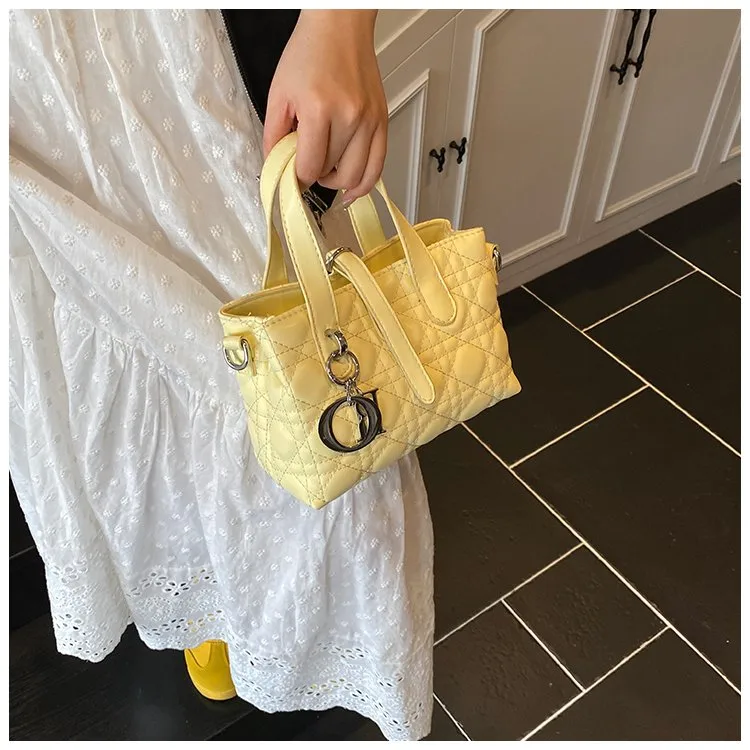 Women's Pu Leather Plaid Solid Color Streetwear Square Zipper Shoulder Bag display picture 4