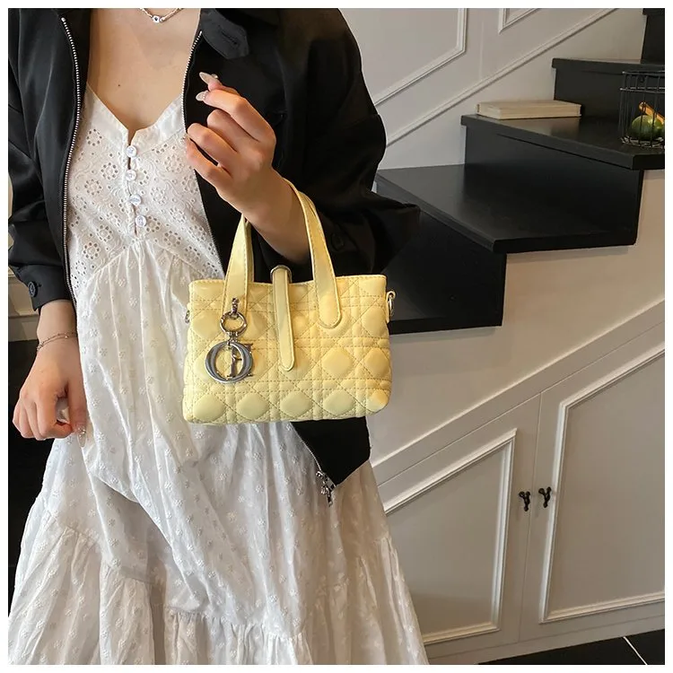 Women's Pu Leather Plaid Solid Color Streetwear Square Zipper Shoulder Bag display picture 11