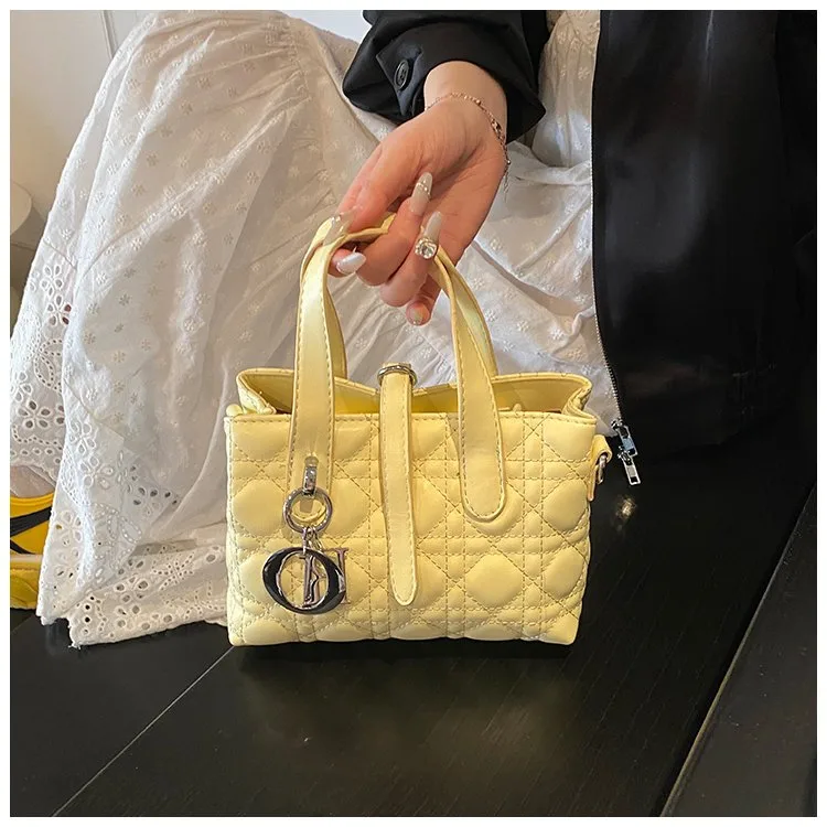 Women's Pu Leather Plaid Solid Color Streetwear Square Zipper Shoulder Bag display picture 9