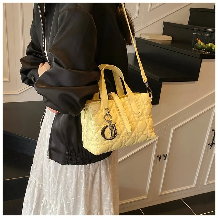 Women's Pu Leather Plaid Solid Color Streetwear Square Zipper Shoulder Bag display picture 8