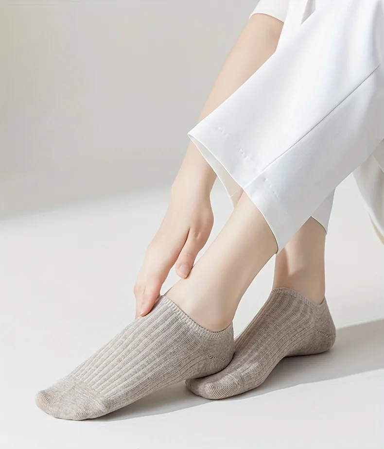 Boat Socks Women's Summer Thin Solid Color Simple Japanese Invisible Socks Shallow Mouth Non-slip Breathable Sweat-absorbent Boat Socks Wholesale display picture 11