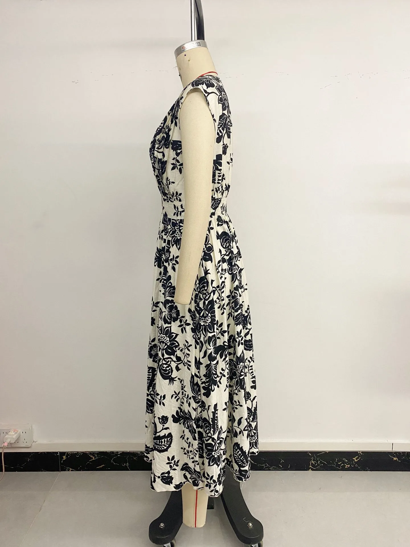 Women's A- Line Skirt Elegant Vacation V Neck Sleeveless Plant Midi Dress Daily Street display picture 12