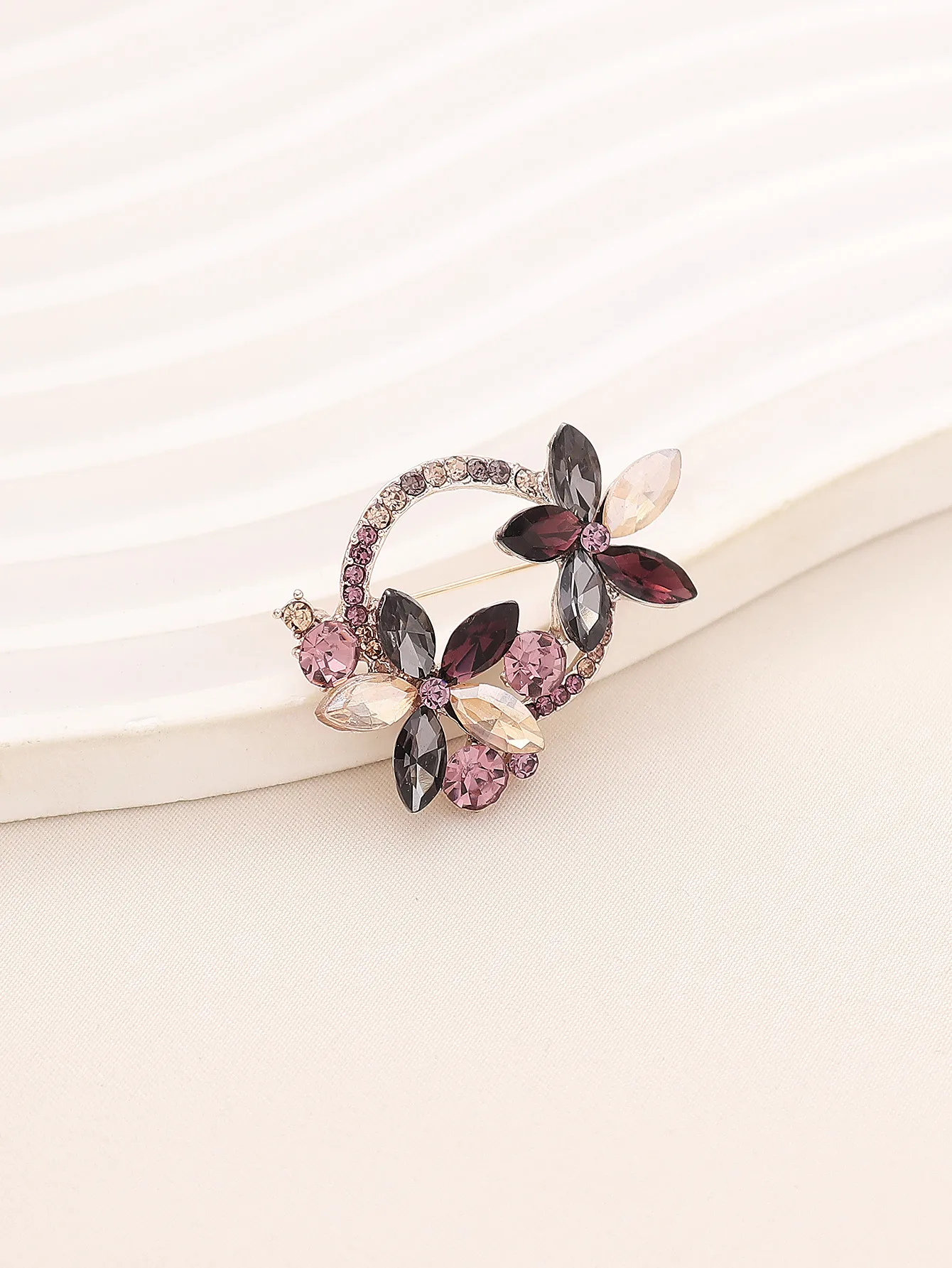 Elegant Shiny Infinity Copper Inlay Zircon Women's Brooches display picture 2