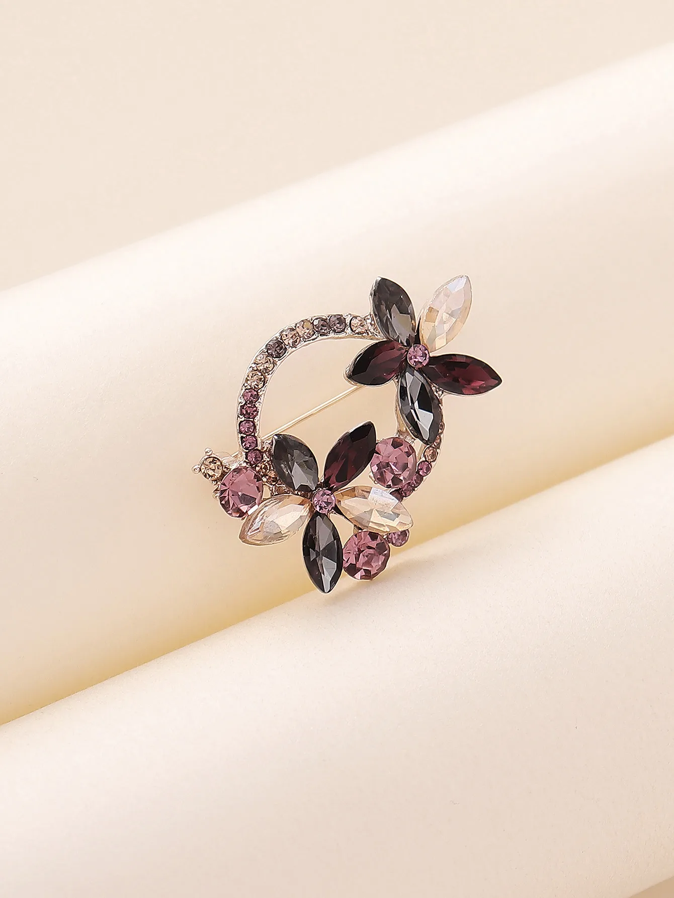 Elegant Shiny Infinity Copper Inlay Zircon Women's Brooches display picture 1