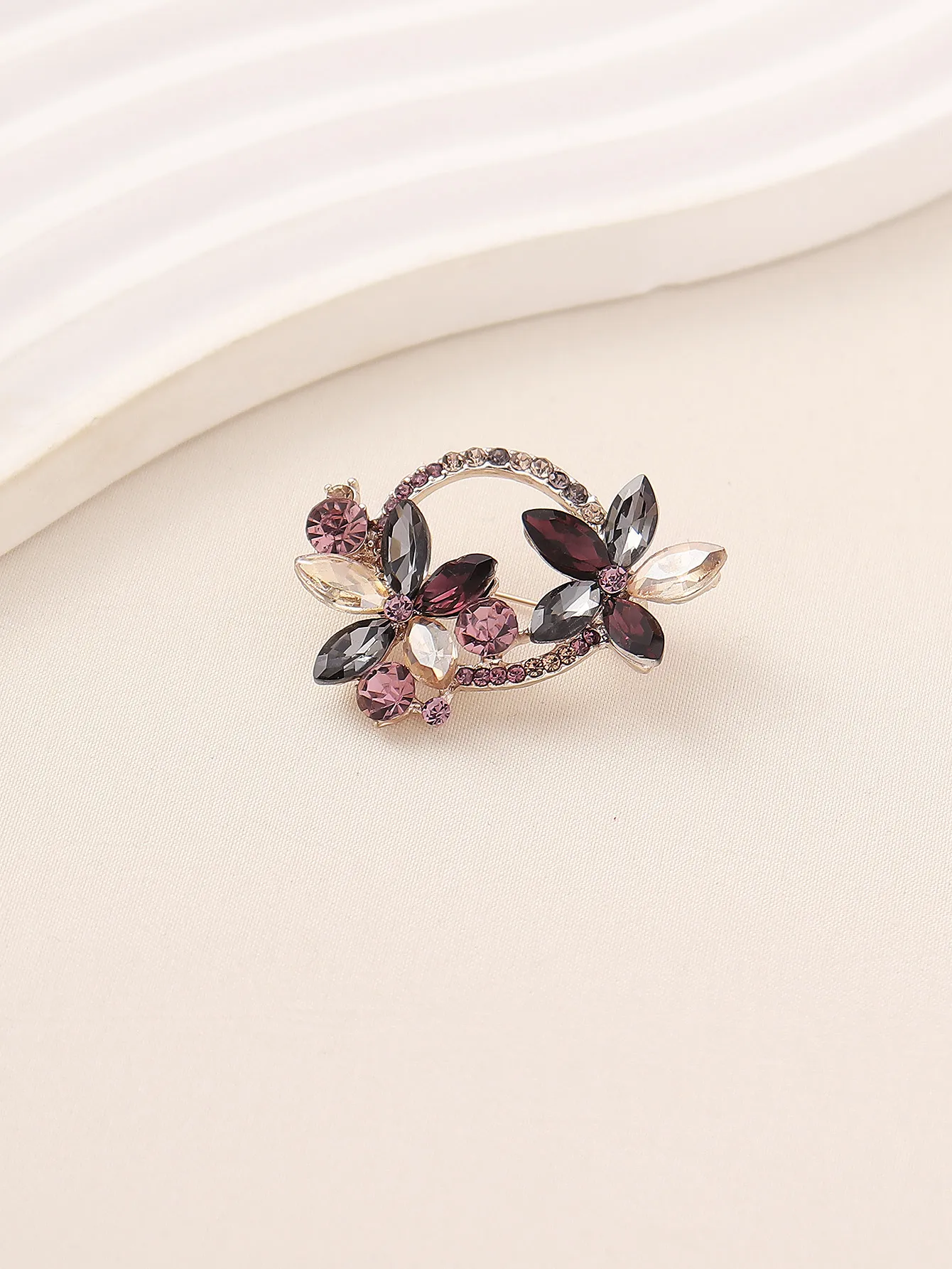 Elegant Shiny Infinity Copper Inlay Zircon Women's Brooches display picture 4