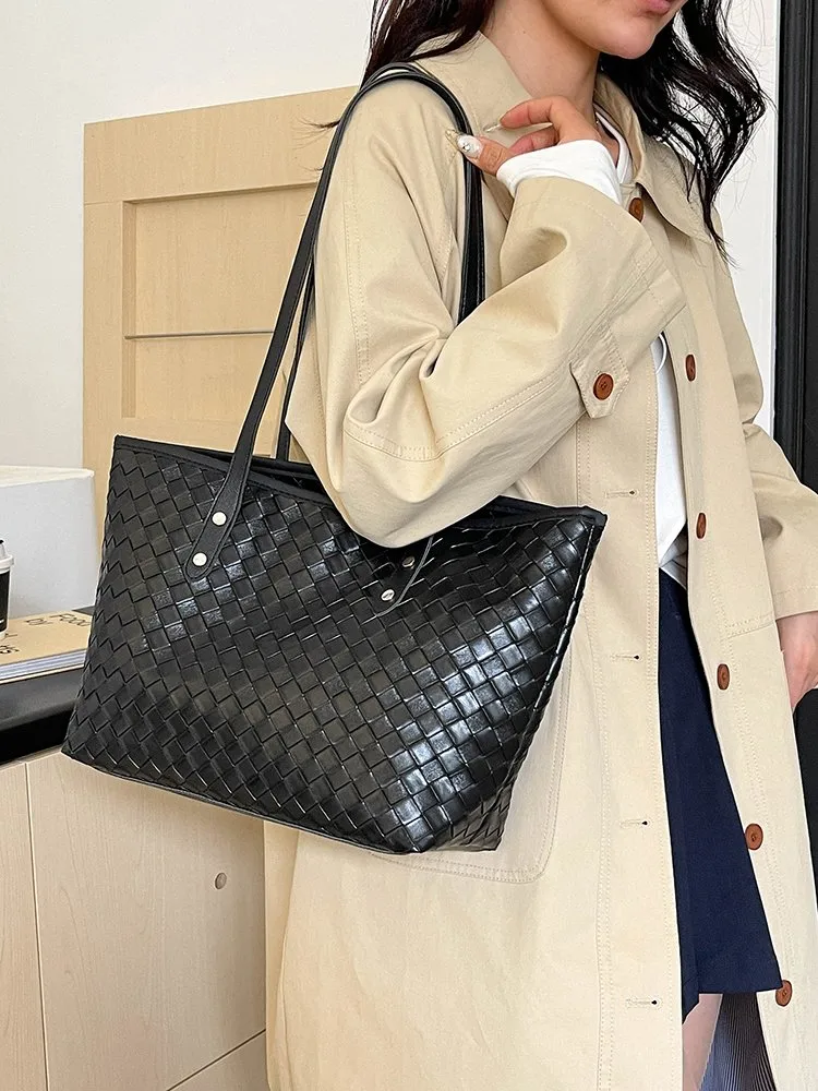 Women's Pu Leather Lattice Solid Color Streetwear Square Zipper Tote Bag display picture 1