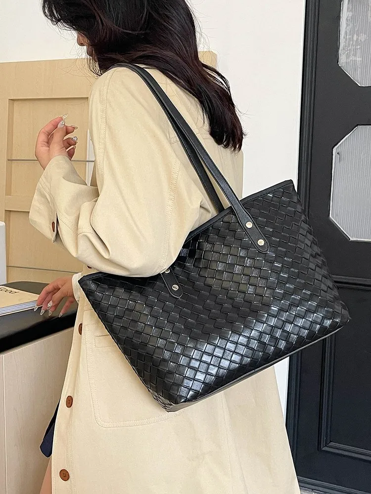 Women's Pu Leather Lattice Solid Color Streetwear Square Zipper Tote Bag display picture 9