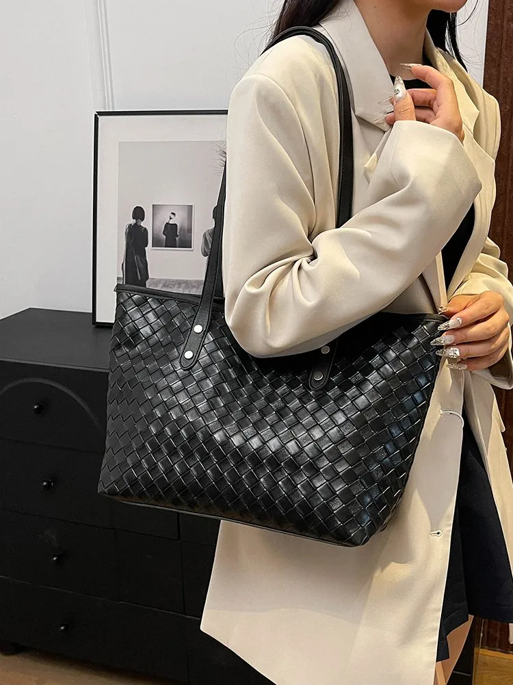 Women's Pu Leather Lattice Solid Color Streetwear Square Zipper Tote Bag display picture 13