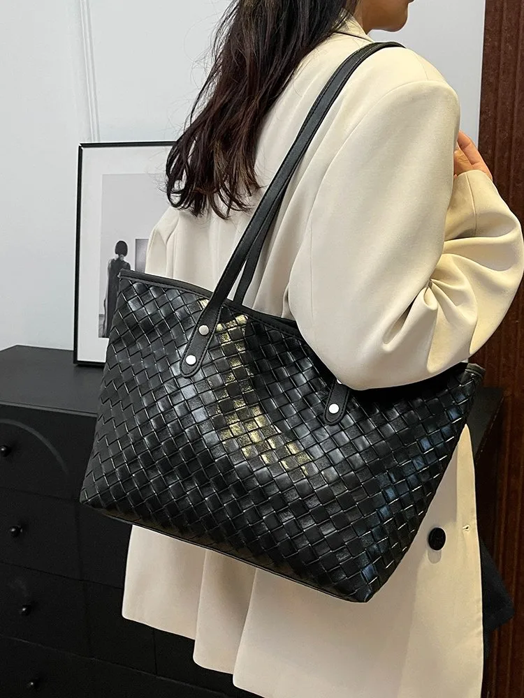 Women's Pu Leather Lattice Solid Color Streetwear Square Zipper Tote Bag display picture 15