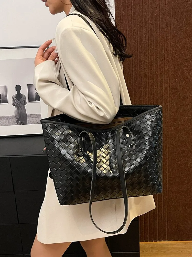 Women's Pu Leather Lattice Solid Color Streetwear Square Zipper Tote Bag display picture 10