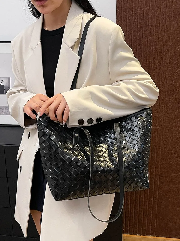 Women's Pu Leather Lattice Solid Color Streetwear Square Zipper Tote Bag display picture 17