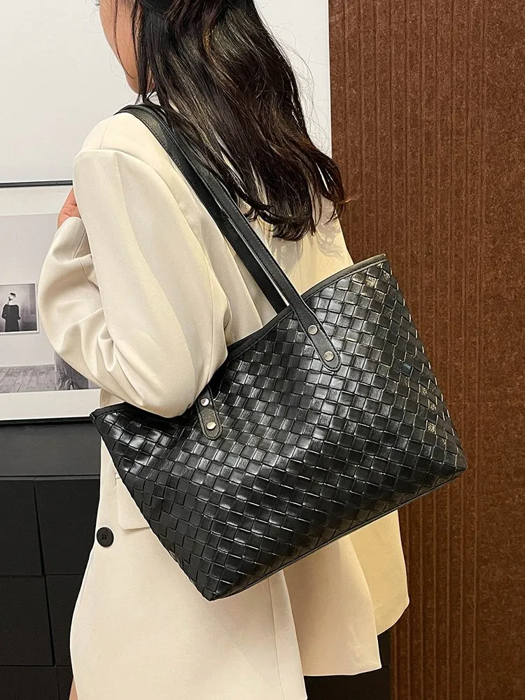 Women's Pu Leather Lattice Solid Color Streetwear Square Zipper Tote Bag display picture 21