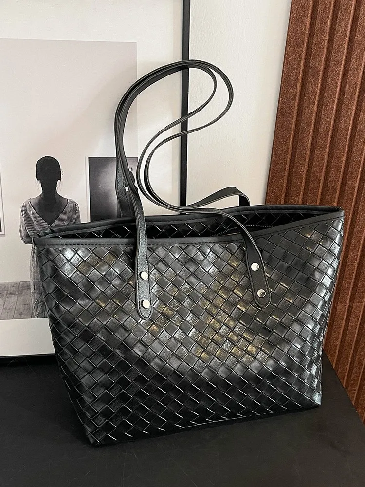 Women's Pu Leather Lattice Solid Color Streetwear Square Zipper Tote Bag display picture 26