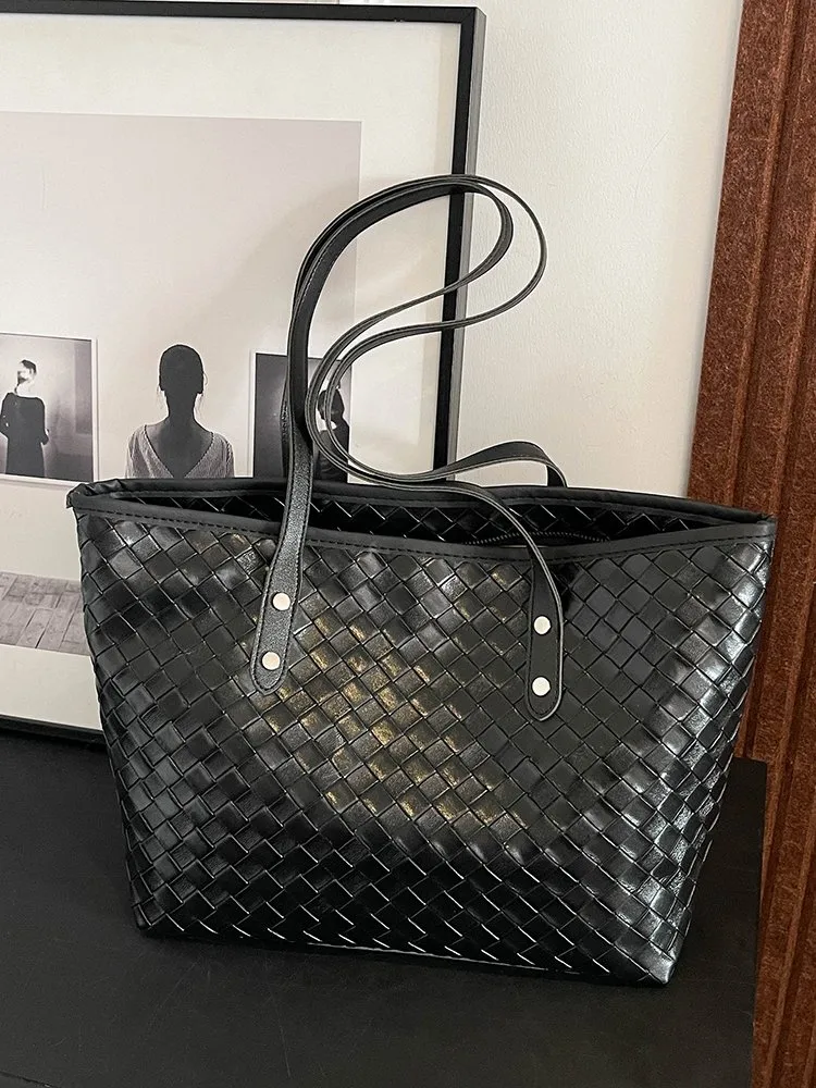 Women's Pu Leather Lattice Solid Color Streetwear Square Zipper Tote Bag display picture 29