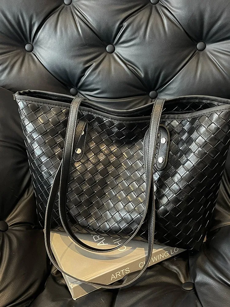 Women's Pu Leather Lattice Solid Color Streetwear Square Zipper Tote Bag display picture 5