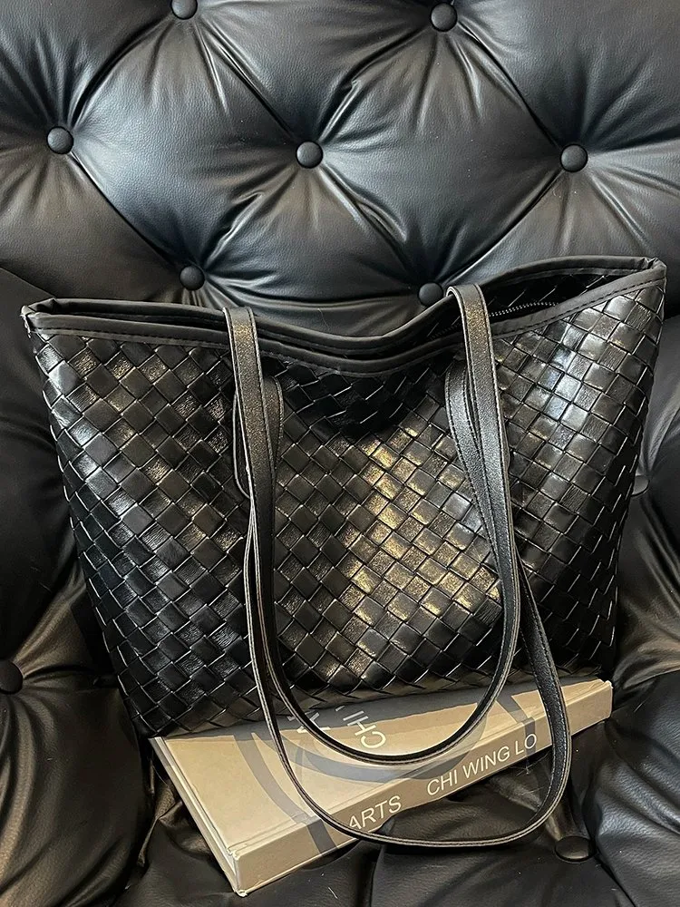 Women's Pu Leather Lattice Solid Color Streetwear Square Zipper Tote Bag display picture 30
