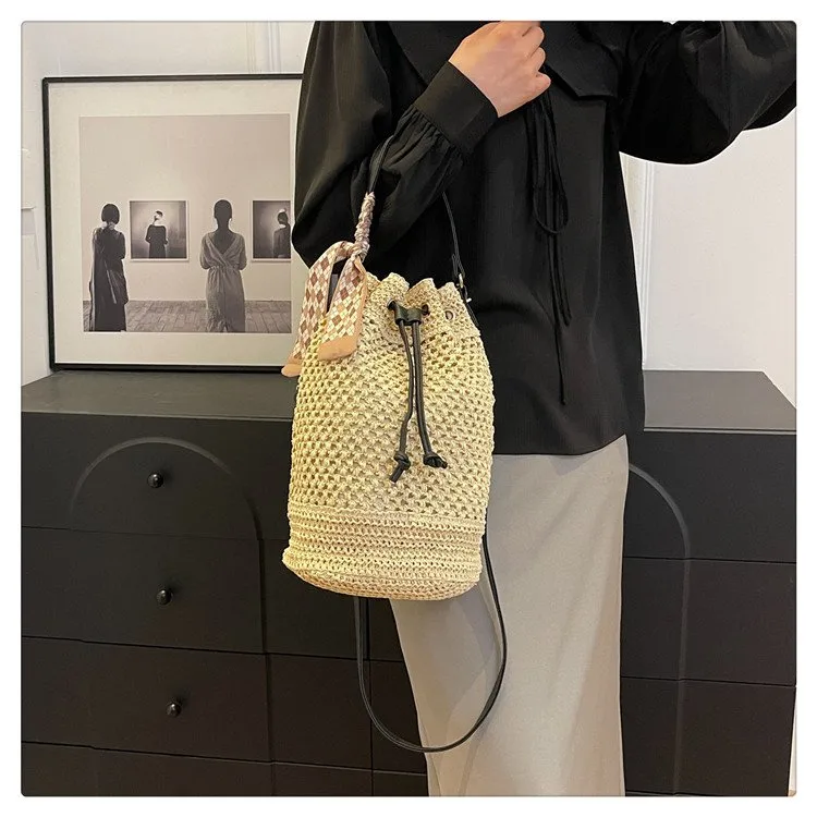 Women's Braid Solid Color Vacation Streetwear Cylindrical String Shoulder Bag display picture 1