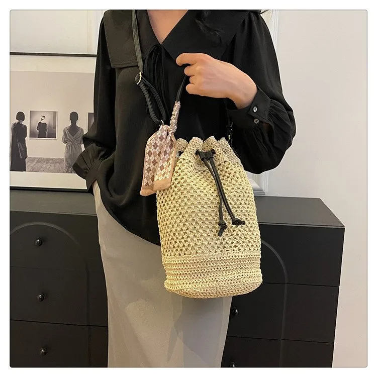 Women's Braid Solid Color Vacation Streetwear Cylindrical String Shoulder Bag display picture 3