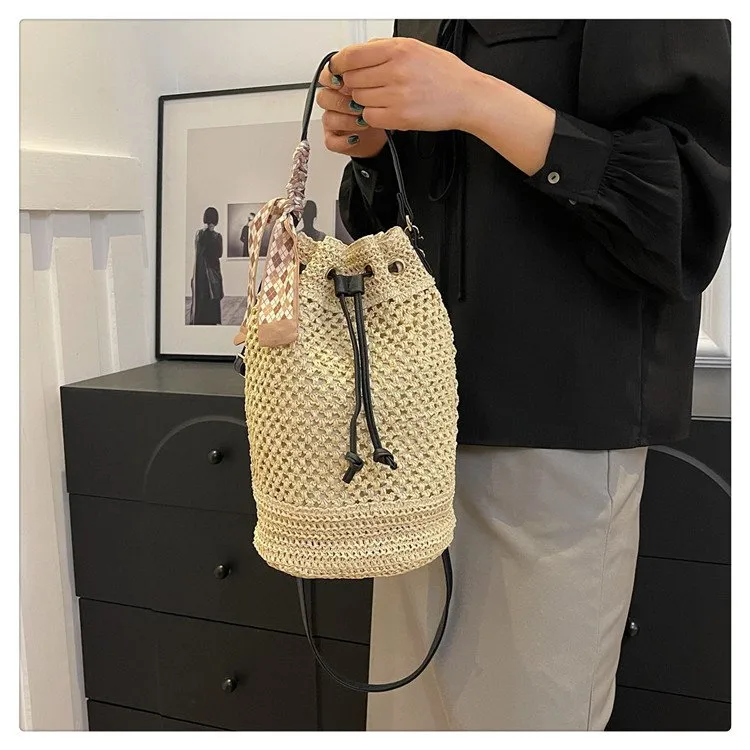 Women's Braid Solid Color Vacation Streetwear Cylindrical String Shoulder Bag display picture 4