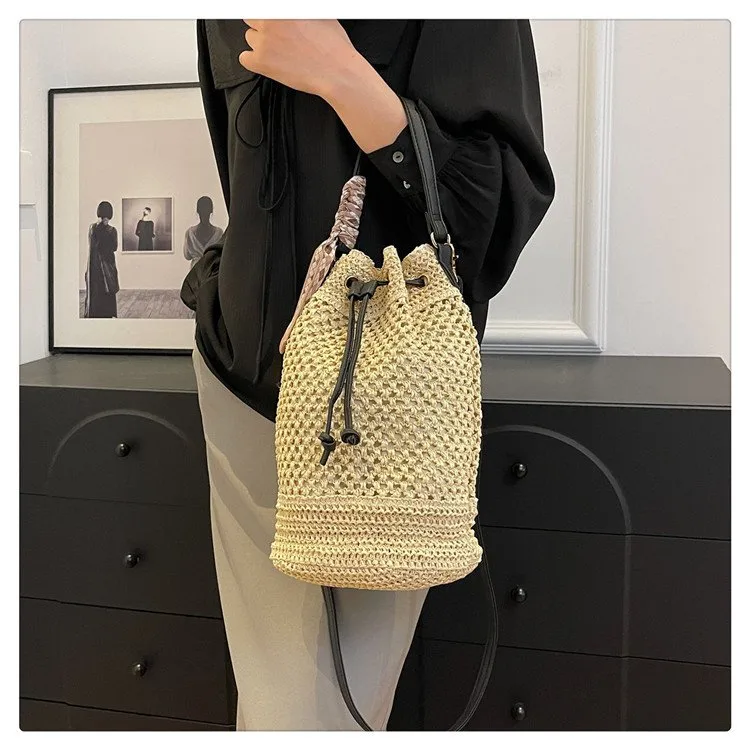 Women's Braid Solid Color Vacation Streetwear Cylindrical String Shoulder Bag display picture 9