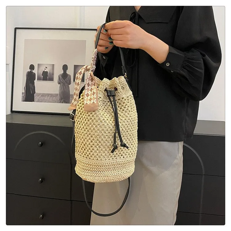 Women's Braid Solid Color Vacation Streetwear Cylindrical String Shoulder Bag display picture 8