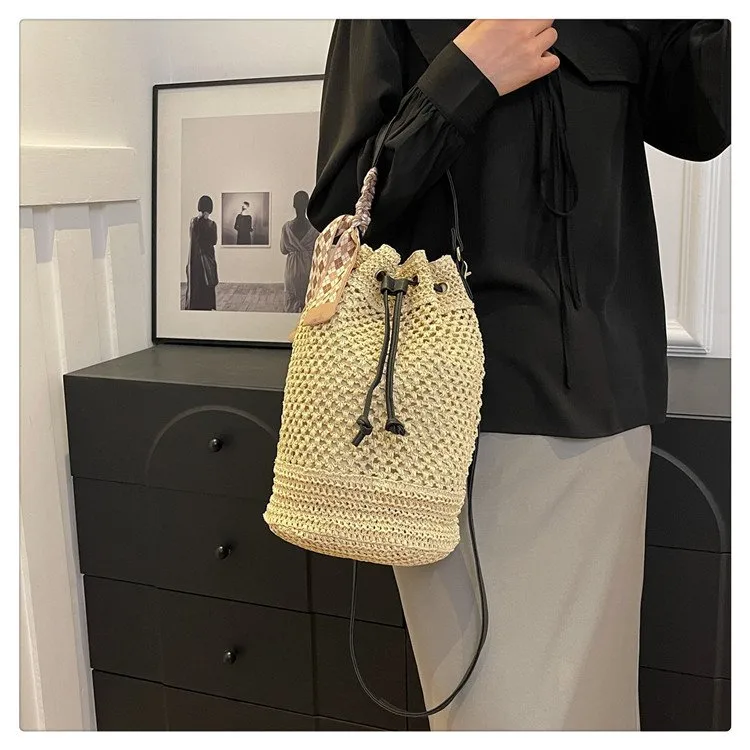 Women's Braid Solid Color Vacation Streetwear Cylindrical String Shoulder Bag display picture 12