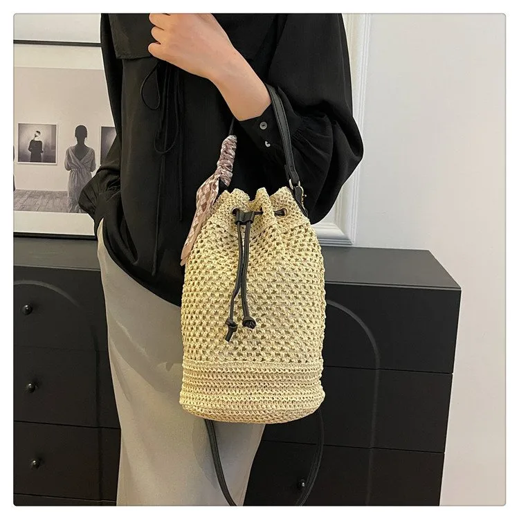 Women's Braid Solid Color Vacation Streetwear Cylindrical String Shoulder Bag display picture 10