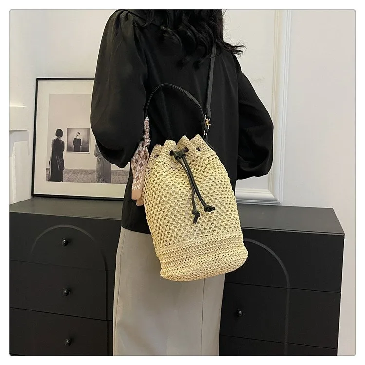 Women's Braid Solid Color Vacation Streetwear Cylindrical String Shoulder Bag display picture 5