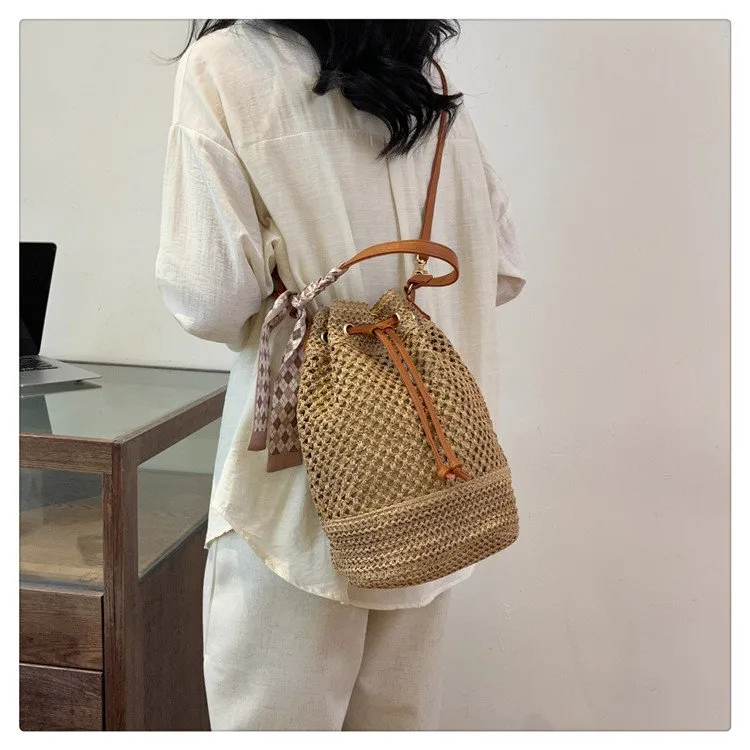 Women's Braid Solid Color Vacation Streetwear Cylindrical String Shoulder Bag display picture 6