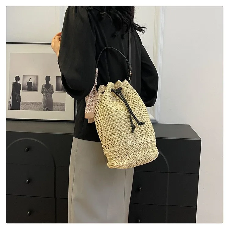 Women's Braid Solid Color Vacation Streetwear Cylindrical String Shoulder Bag display picture 7