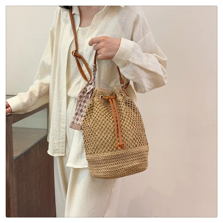 Women's Braid Solid Color Vacation Streetwear Cylindrical String Shoulder Bag display picture 11