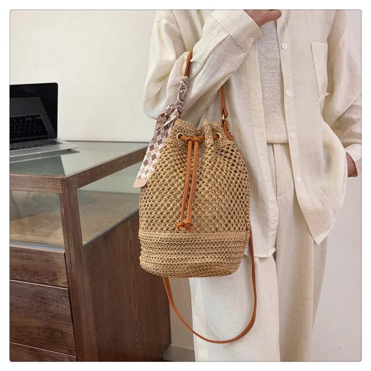 Women's Braid Solid Color Vacation Streetwear Cylindrical String Shoulder Bag display picture 16