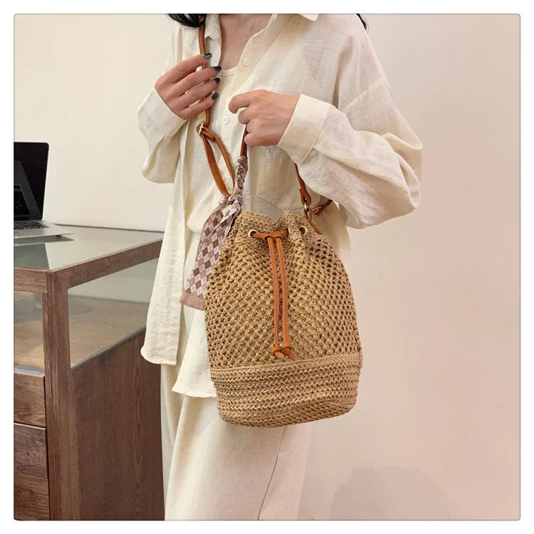 Women's Braid Solid Color Vacation Streetwear Cylindrical String Shoulder Bag display picture 17
