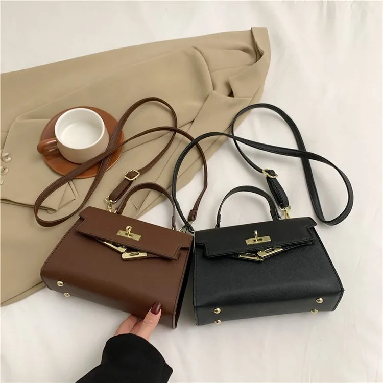 Women's Pu Leather Solid Color Streetwear Square Flip Cover Lock Clasp Shoulder Bag display picture 1