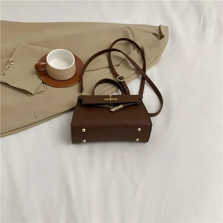 Women's Pu Leather Solid Color Streetwear Square Flip Cover Lock Clasp Shoulder Bag display picture 5
