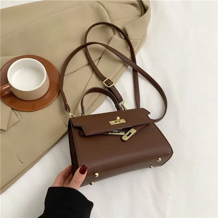 Women's Pu Leather Solid Color Streetwear Square Flip Cover Lock Clasp Shoulder Bag display picture 3
