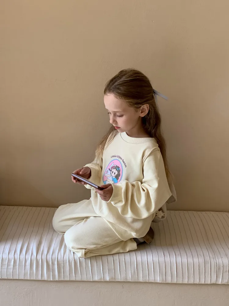Girls' Sweater Suit Spring  New Style Baby Girls' Fashionable Casual Cartoon Sweater Two-piece Set display picture 13