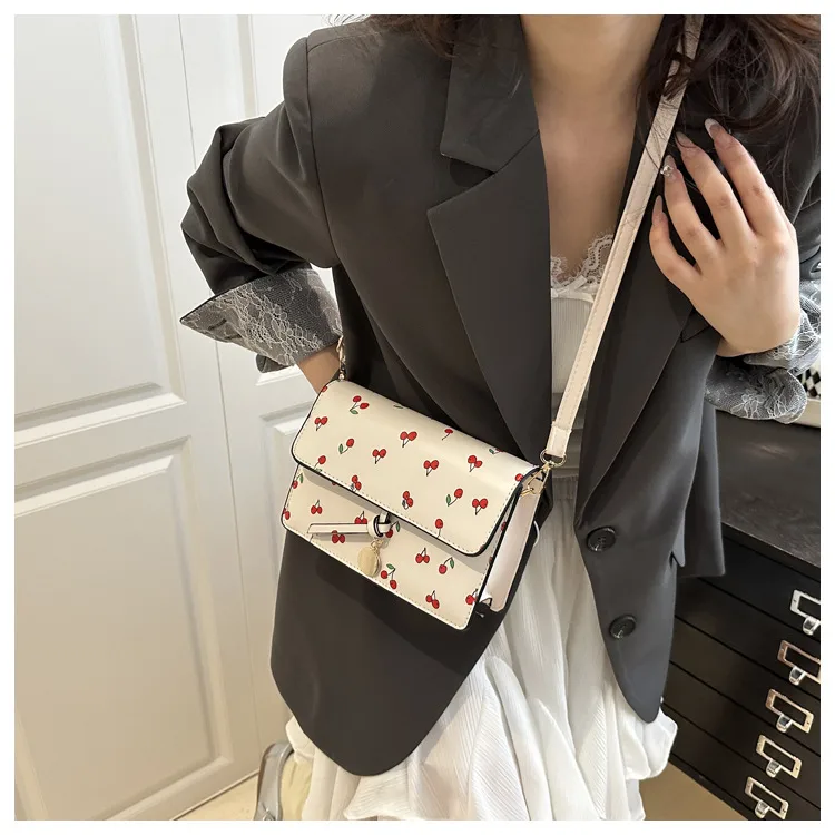 Fresh And Beautiful Fashion Handbag Women's Spring And Summer  New Fashionable Shoulder Crossbody Bag Stylish Joker Small Square Bag display picture 3