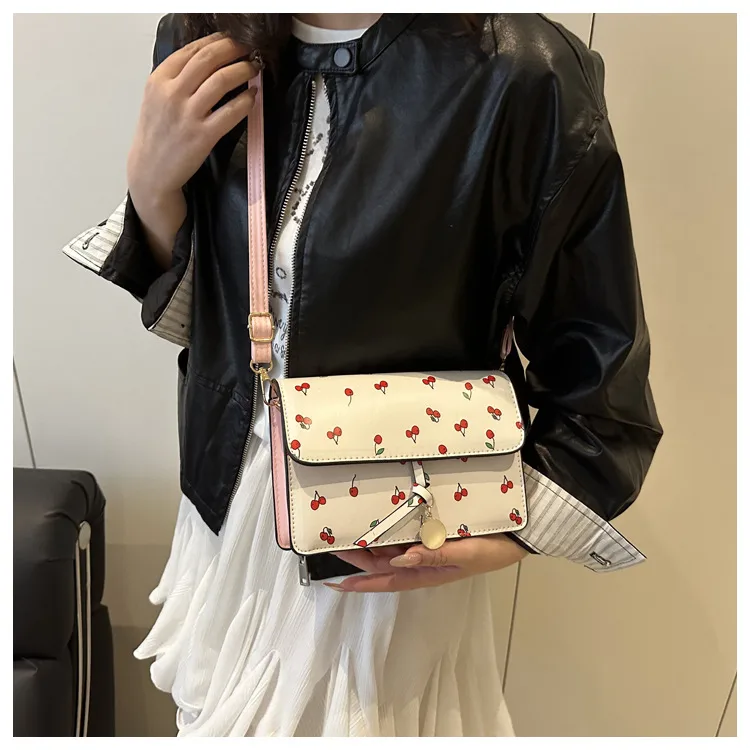 Fresh And Beautiful Fashion Handbag Women's Spring And Summer  New Fashionable Shoulder Crossbody Bag Stylish Joker Small Square Bag display picture 4