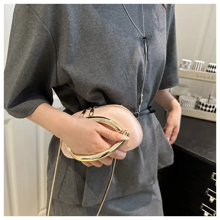 Retro Niche Metal Box Beautiful Small Square Bag Banquet Clutch Bag Simple Texturized Crossbody Bag display picture 3
