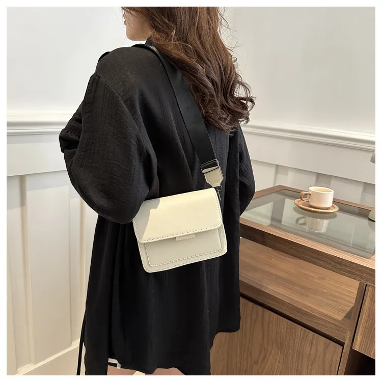 Spring New Simple Fashion Shoulder Bag Simple Bag Women's Simple Fashion Crossbody Bag Fashion Mobile Phone Bag display picture 3