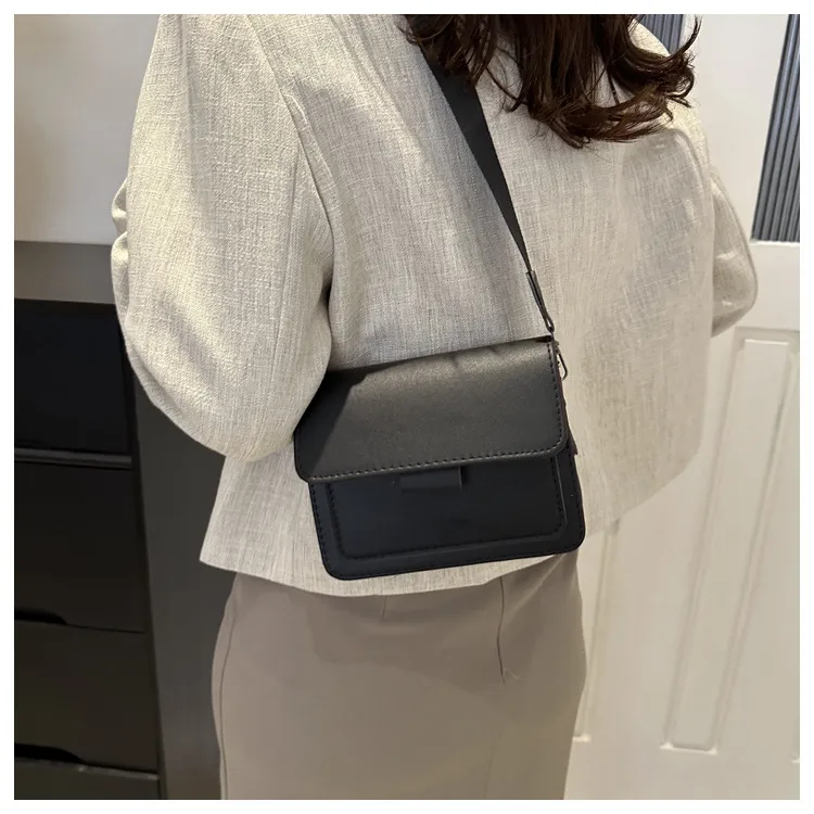 Spring New Simple Fashion Shoulder Bag Simple Bag Women's Simple Fashion Crossbody Bag Fashion Mobile Phone Bag display picture 14