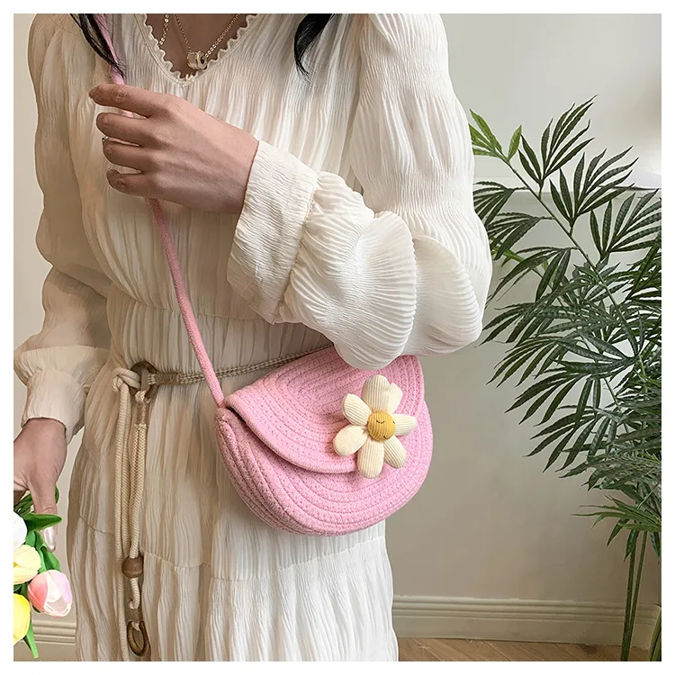 Small Fresh Style Woven Mobile Phone Bag Women's  Summer New Style Straw Woven Bag Stylist All-match Holiday Shoulder Crossbody Beach Bag display picture 1
