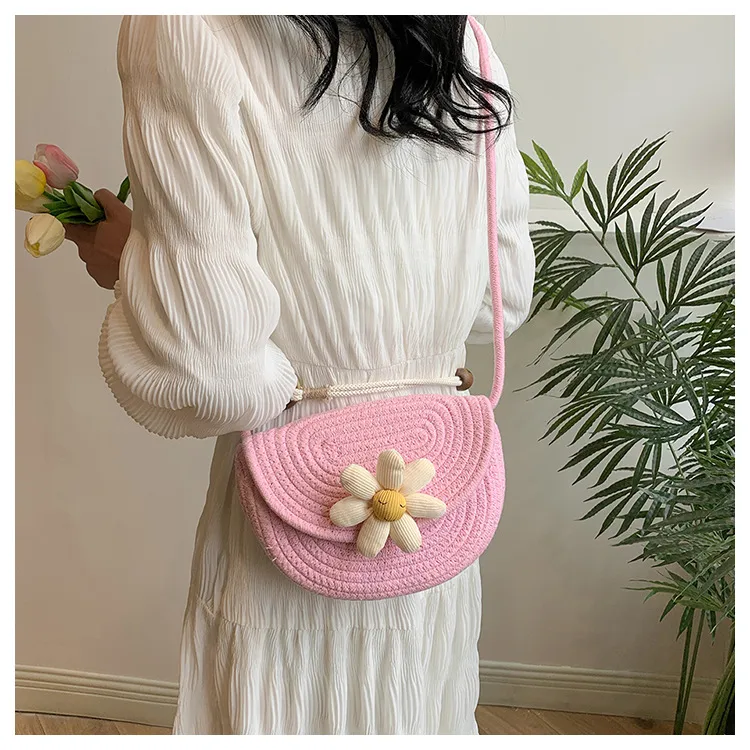 Small Fresh Style Woven Mobile Phone Bag Women's  Summer New Style Straw Woven Bag Stylist All-match Holiday Shoulder Crossbody Beach Bag display picture 3